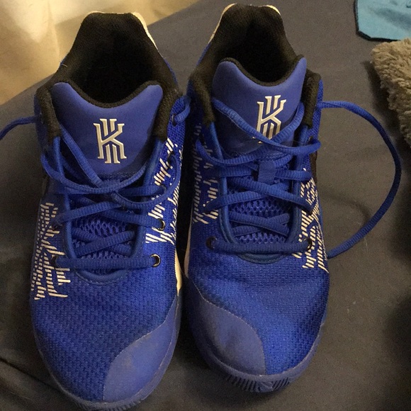 kyrie basketball shoes blue